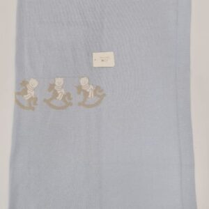 Coperta azzurra con cavallo a dondolo in filo