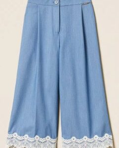 Pantalone cropped azzurro con balza in pizzo (8 anni - 16 anni)74% poliestere 21% viscosa 5% elastan